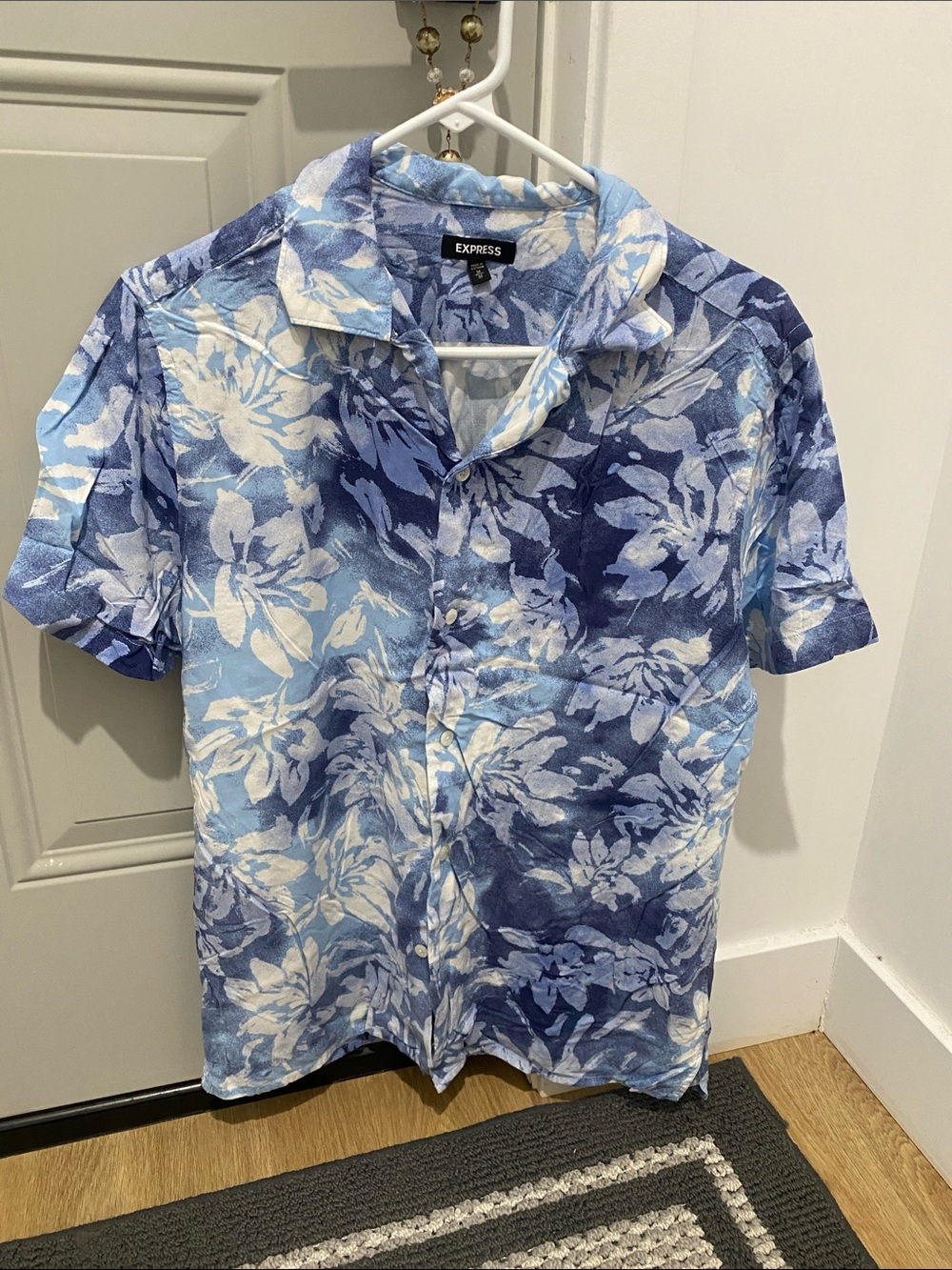 Express Blue & White Floral Short-Sleeve Button-Up Shirt